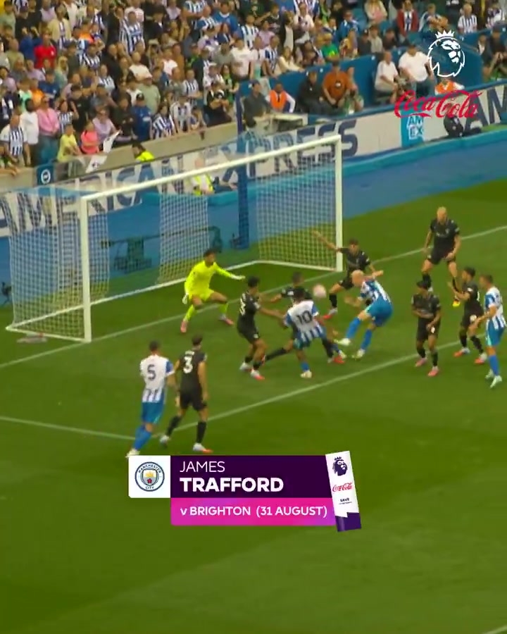 英超8月最佳扑救：曼城门将特拉福德扑出范赫克的射门