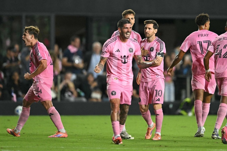 记者:德保罗疑似在更衣室遗落物品,摄影师帮忙取了回来